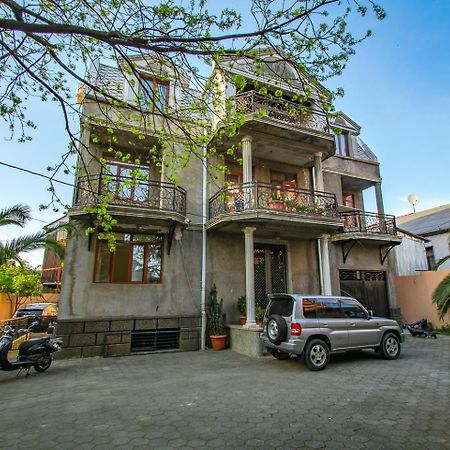 Nana'S Guesthouse Batumi Bagian luar foto