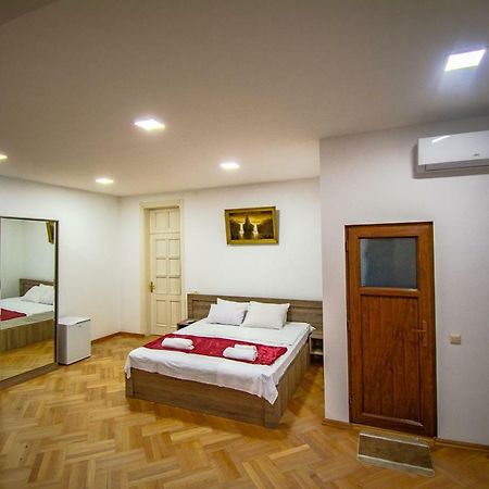 Nana'S Guesthouse Batumi Bagian luar foto