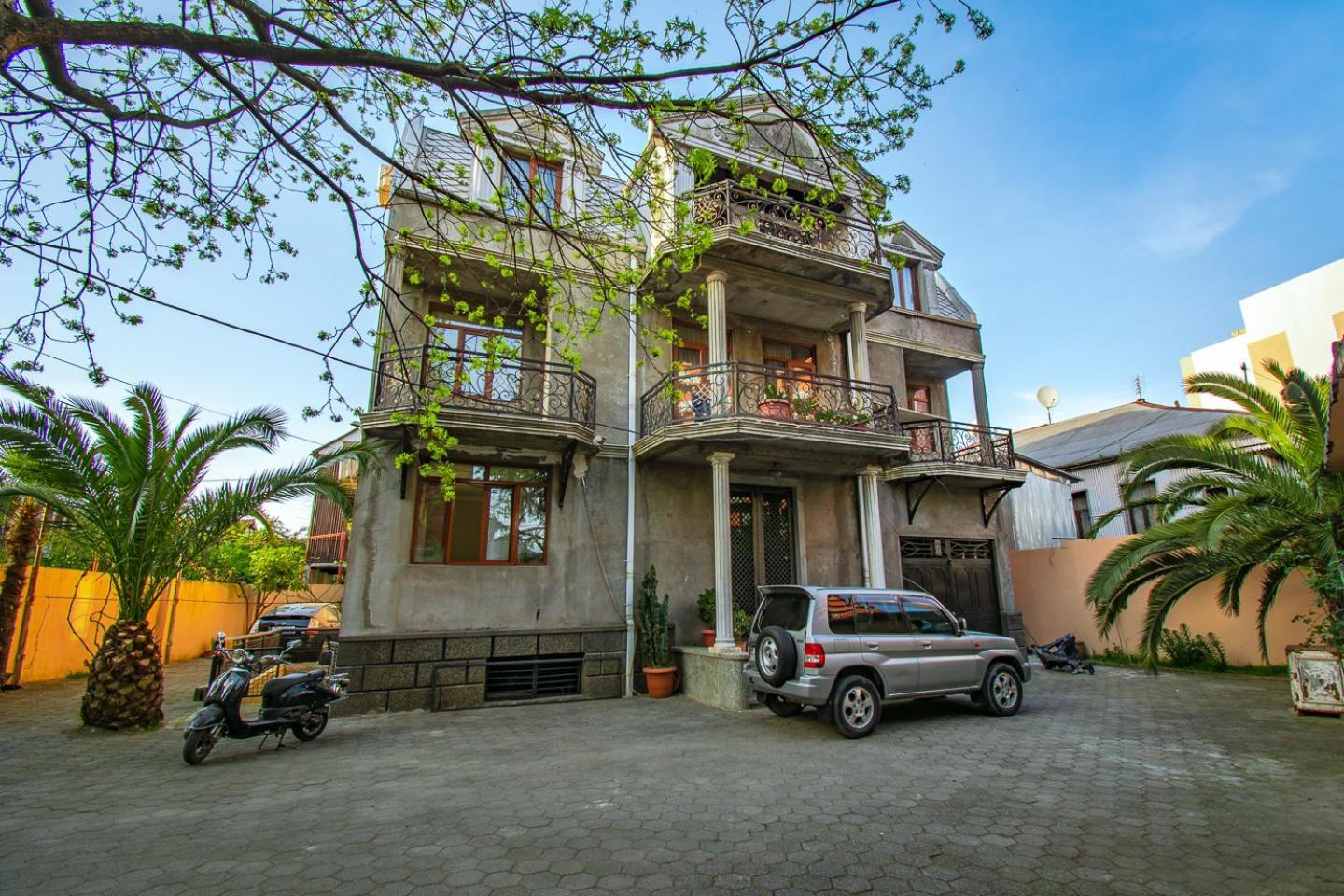 Nana'S Guesthouse Batumi Bagian luar foto