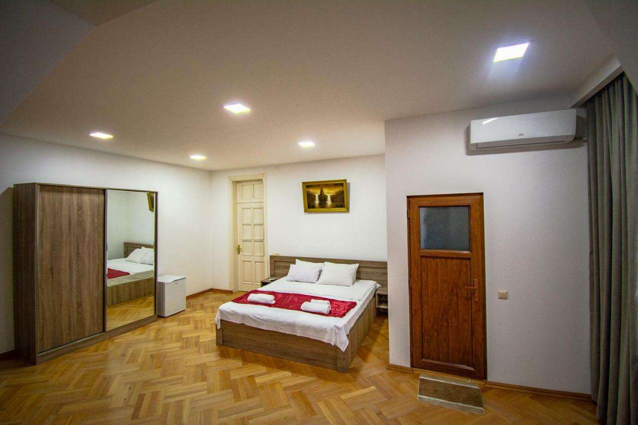 Nana'S Guesthouse Batumi Bagian luar foto