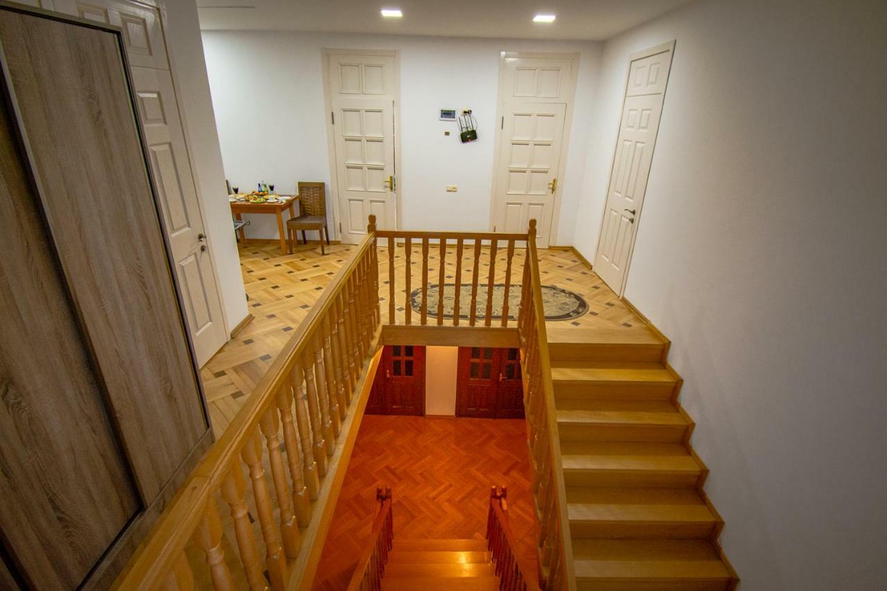 Nana'S Guesthouse Batumi Bagian luar foto