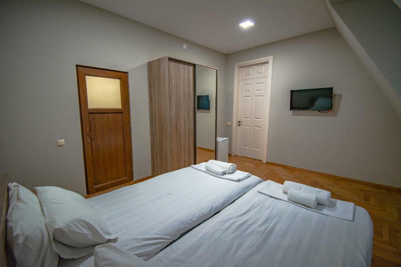 Nana'S Guesthouse Batumi Bagian luar foto