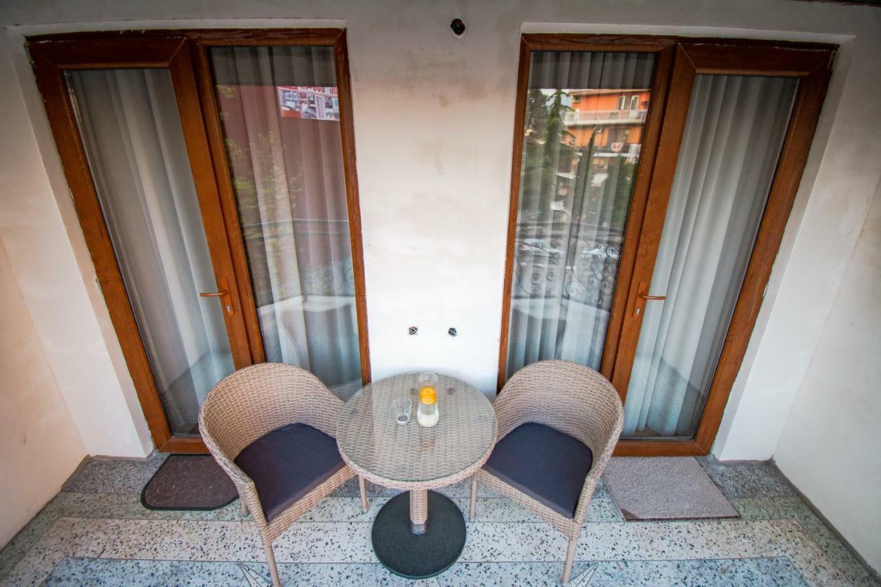 Nana'S Guesthouse Batumi Bagian luar foto